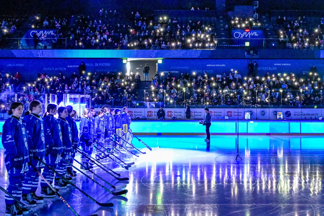Line up vor dem PostFinance Womenn's Leage Eishockeyspiel zwischen dem EV Zug und dem HC Ambri-Piotta am 11.01.2026 in der OYM hall in Zug. (Bild von FELIX KLAUS/ EV Zug Official)

- Bild-ID: VKLF260111003003